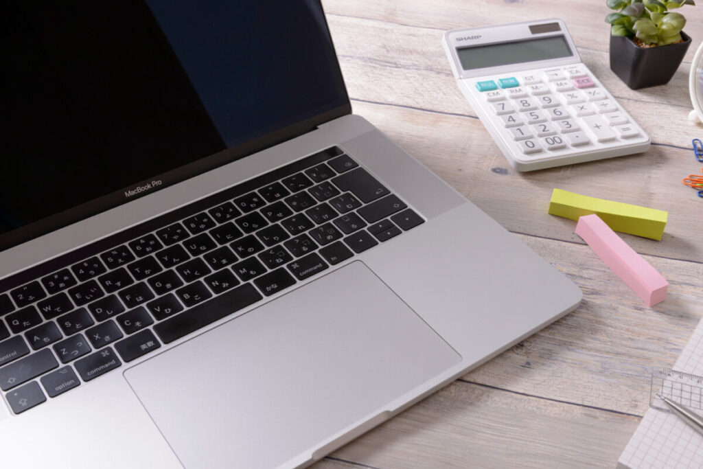 パソコンと電卓画像