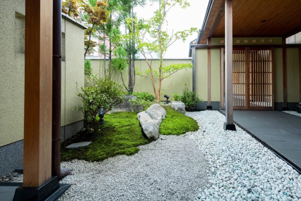 砂利と苔があるおしゃれなモダン庭の写真