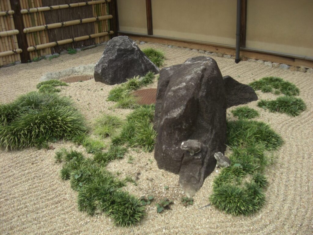 坪庭にある枯山水と下草と石の画像