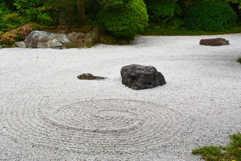 京都のお寺の枯山水の渦紋の画像