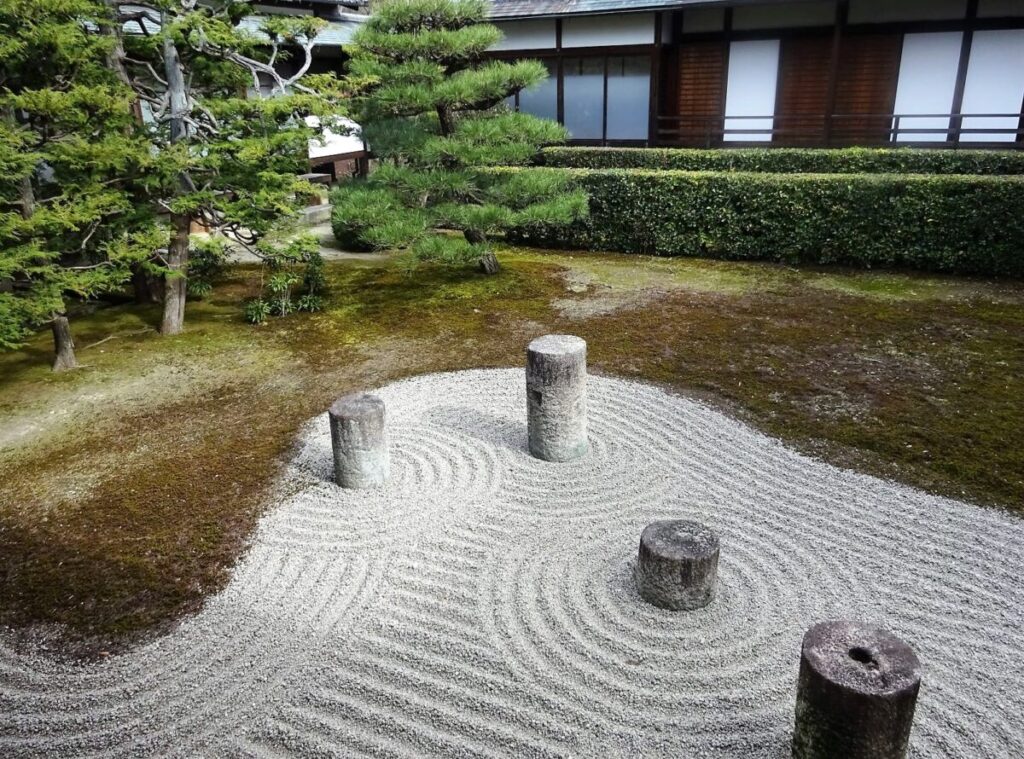 京都のお寺の枯山水の画像