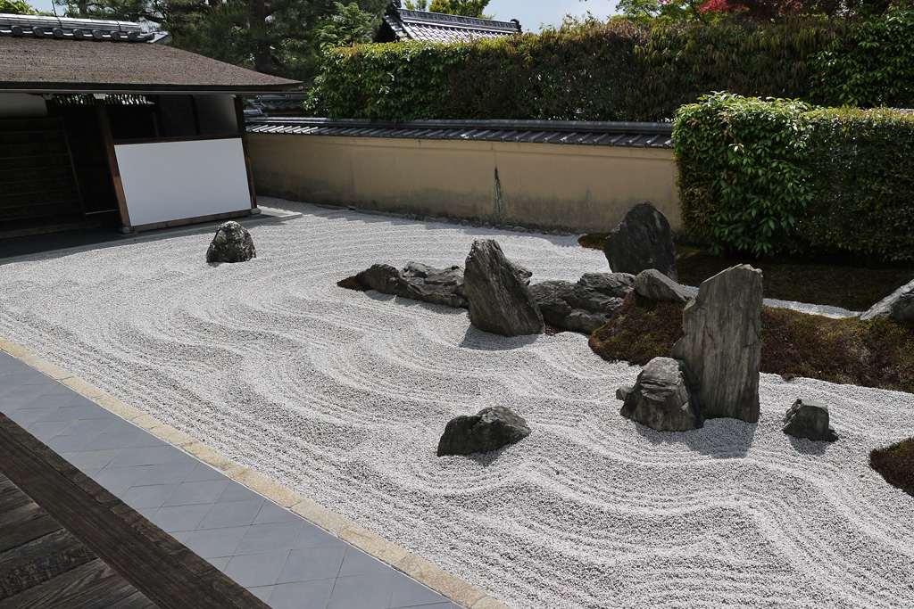 京都のお寺の立石がある枯山水の画像