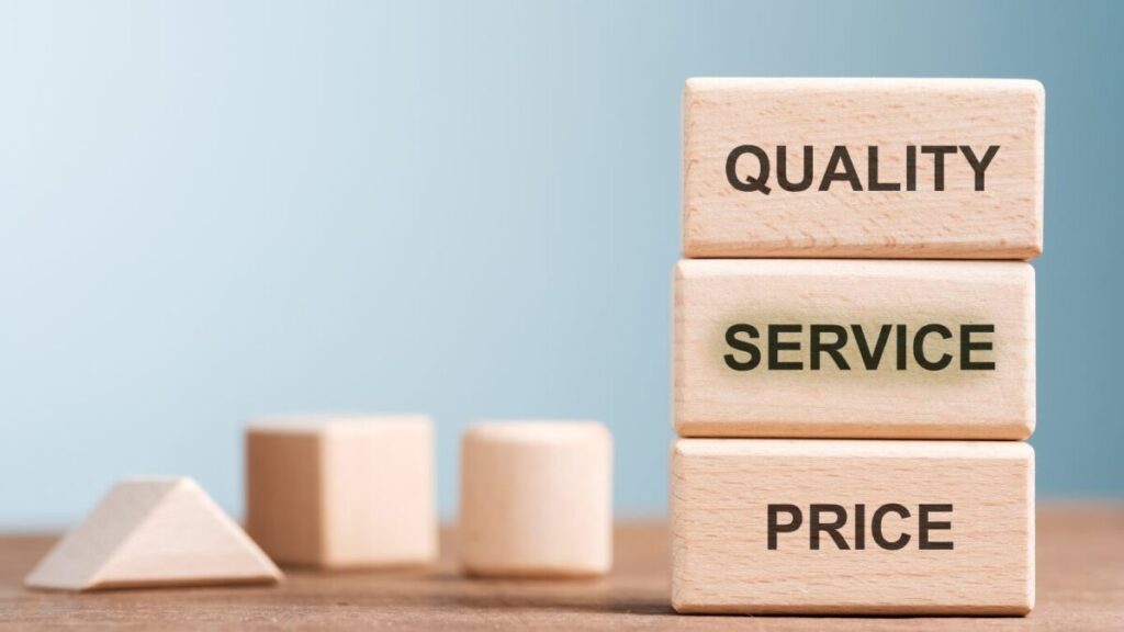質、サービス、価格と書かれた積み木が重なっている素材画像