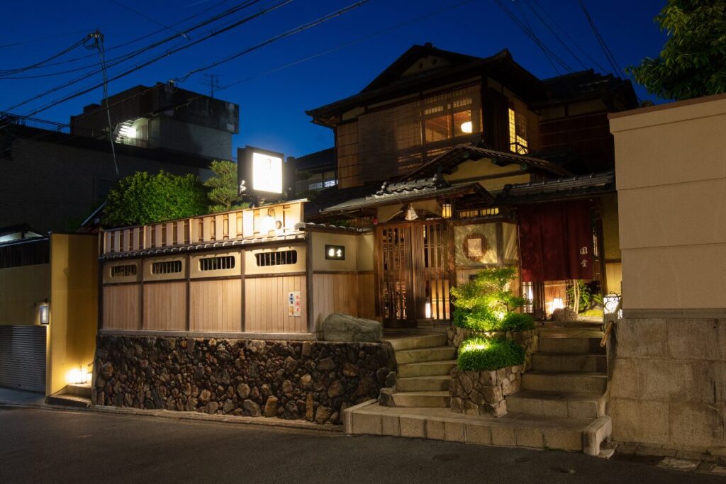 夜の日本家屋の旅館の画像