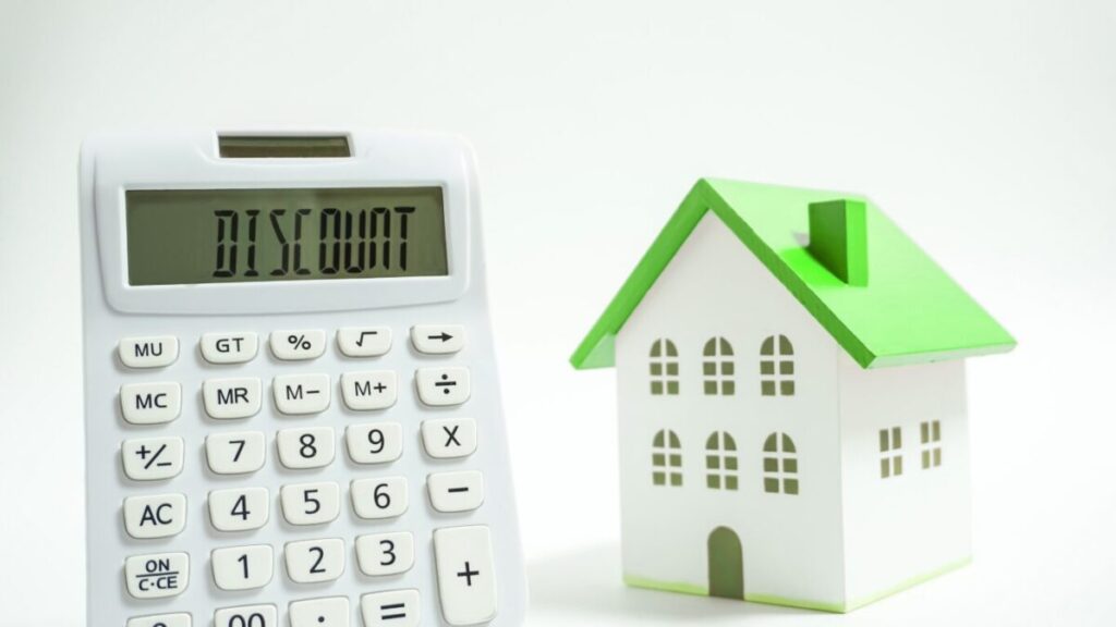 模型の家と電卓の写真