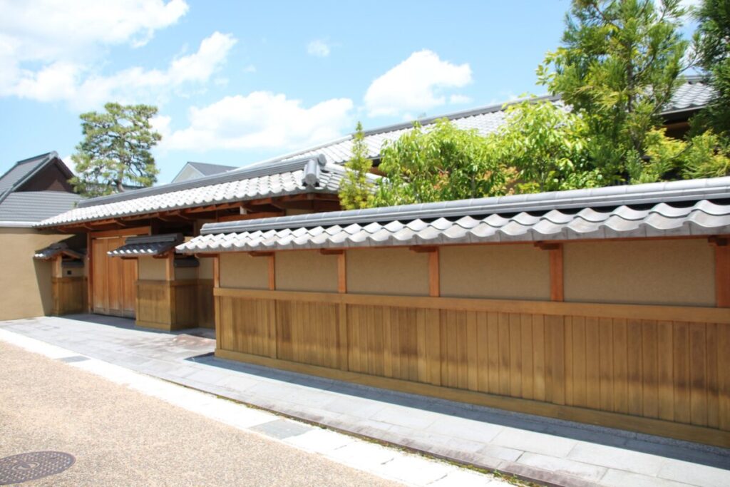 板と土壁の外壁画像