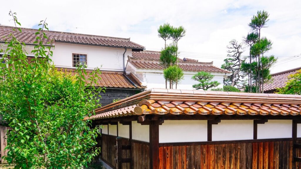 漆喰と杉板の外壁の日本家屋