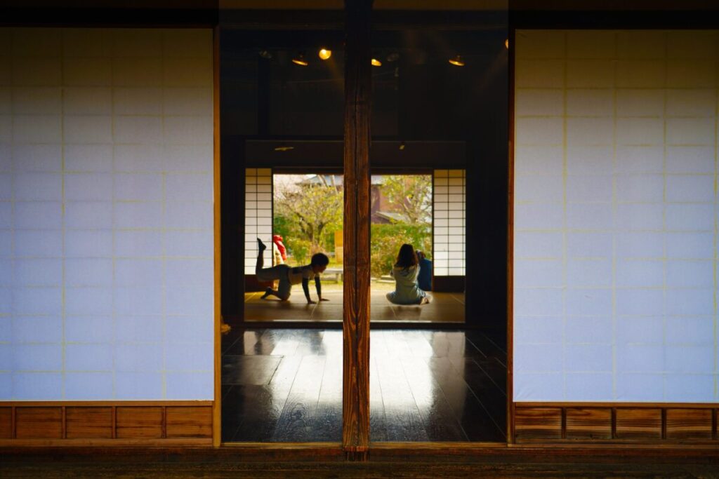 日本家屋の室内で2人の子供が遊んでいる写真