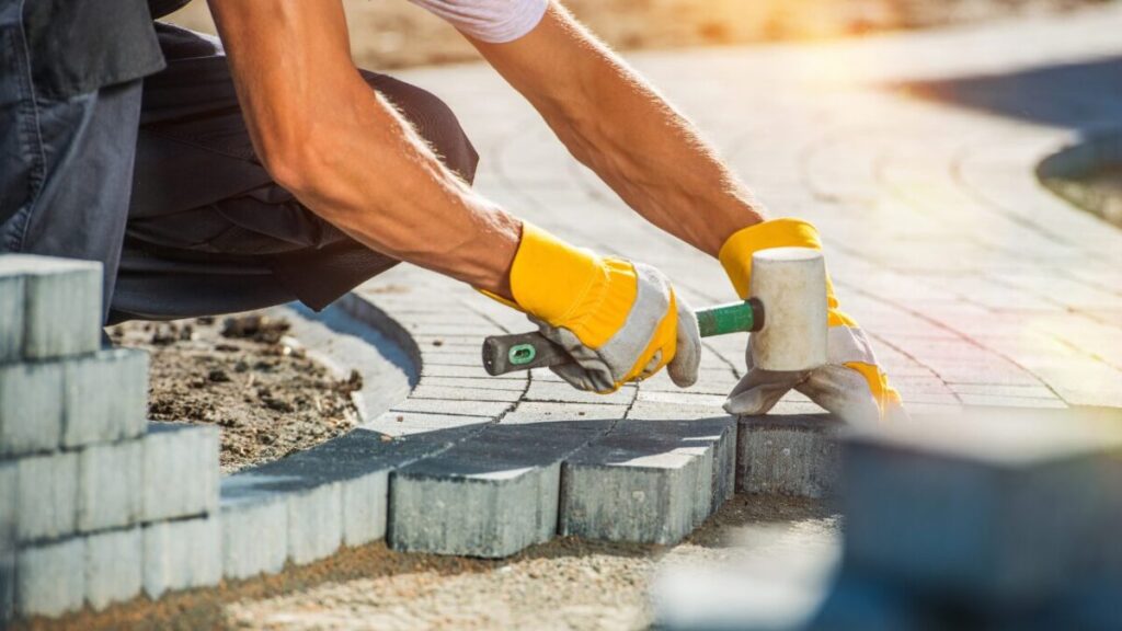 地面にレンガを埋めている工事画像