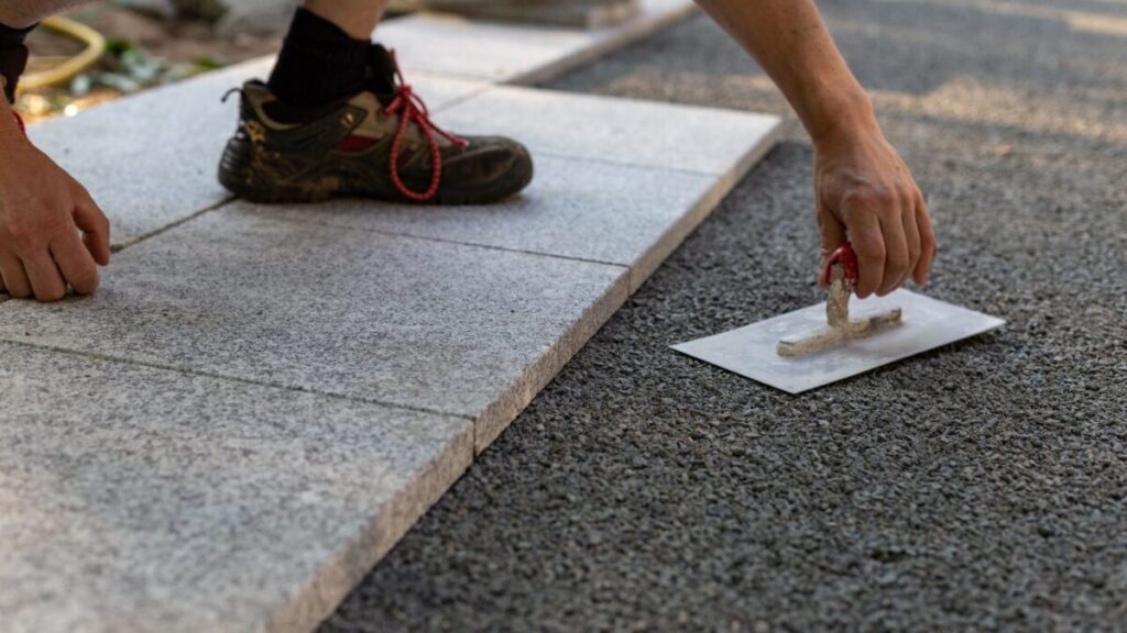 地面にタイルを張っている工事画像