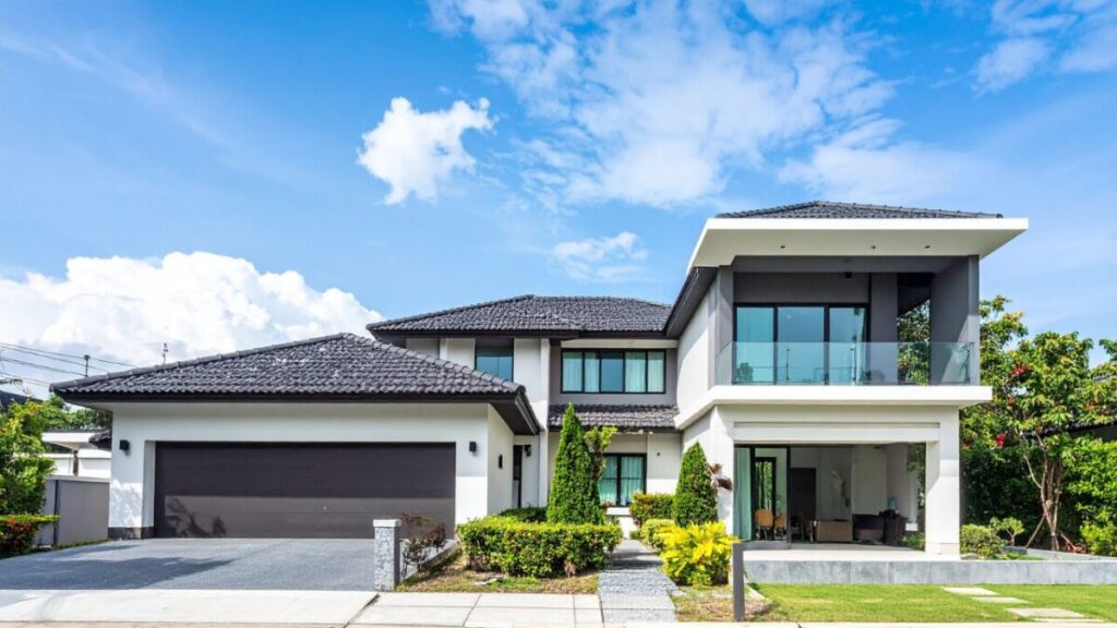 広い和モダンの住宅写真