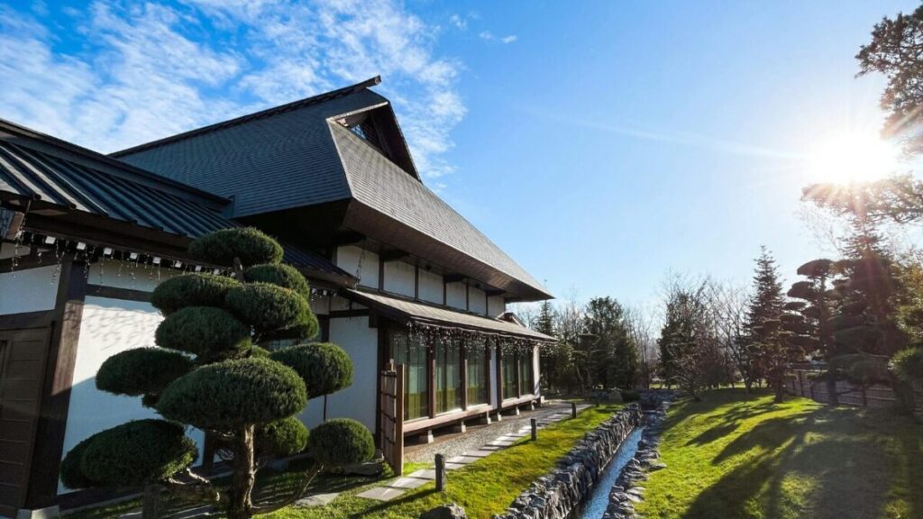屋根がモダン風の日本家屋の写真