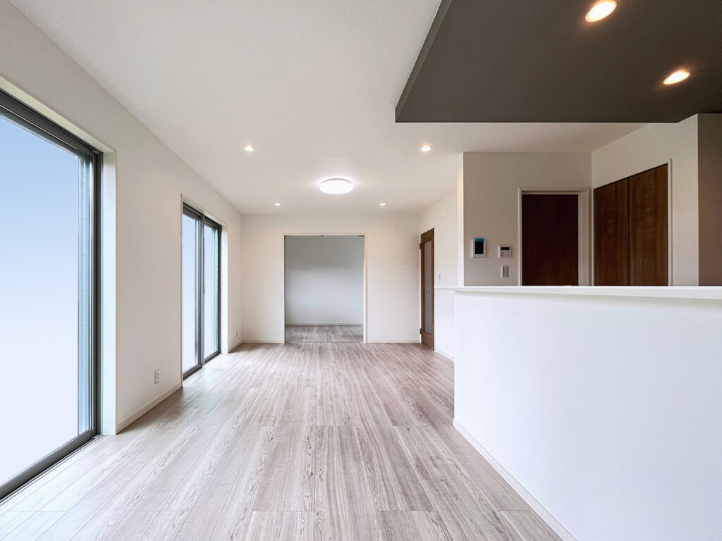 無垢材を使用した新築のリビングの写真