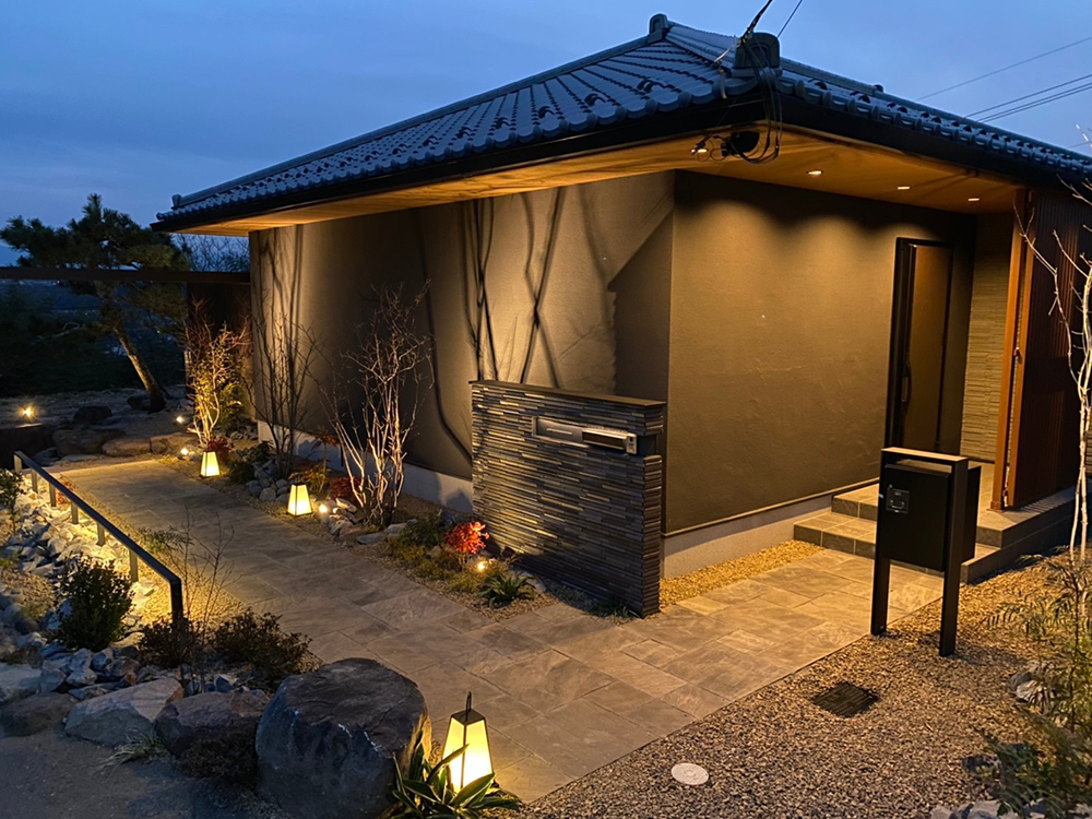 和モダン住宅で行燈型ガーデンライトでライトアップされている画像