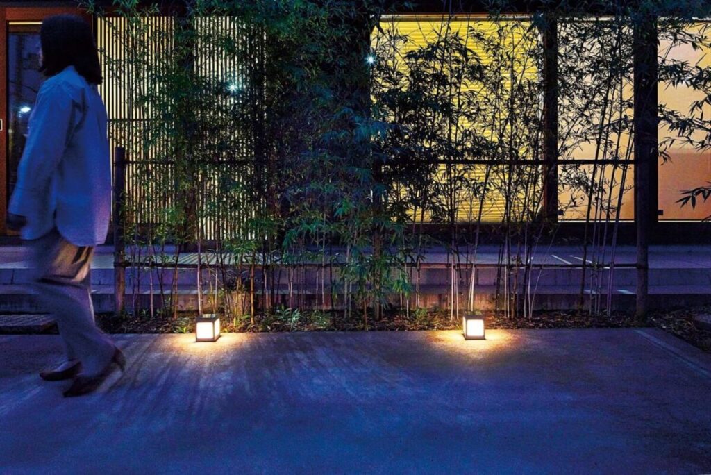 中庭の通路をタカショーのガーデンライトで照らしている画像