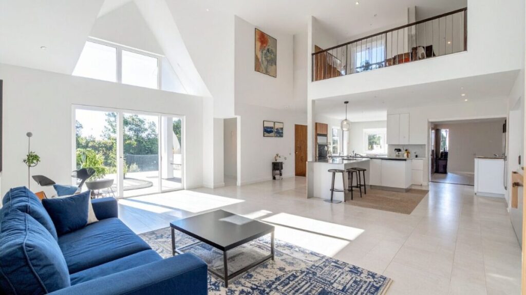 白基調の壁紙で回遊同線のリビング