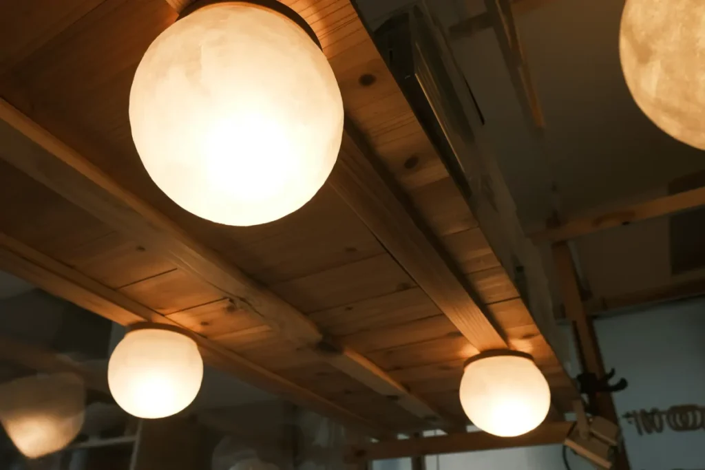天井にシーリングライトとして使われているカソケキランプの写真