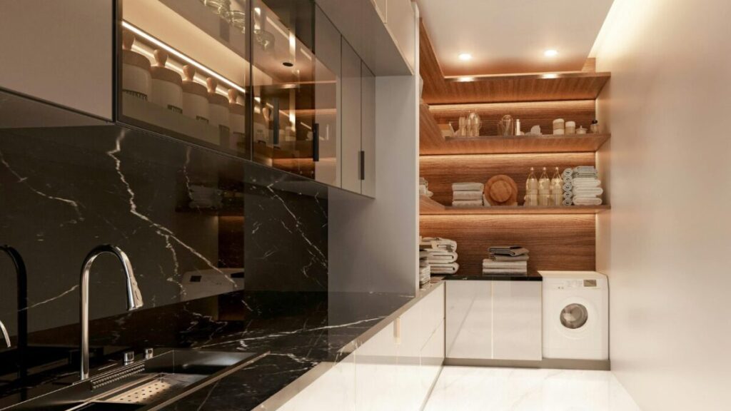 キッチンの上にあるパントリーの写真