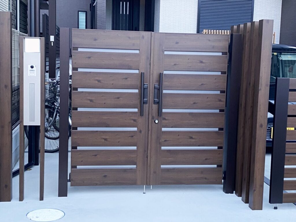 木目調で両開きタイプの和モダン住宅の門扉画像