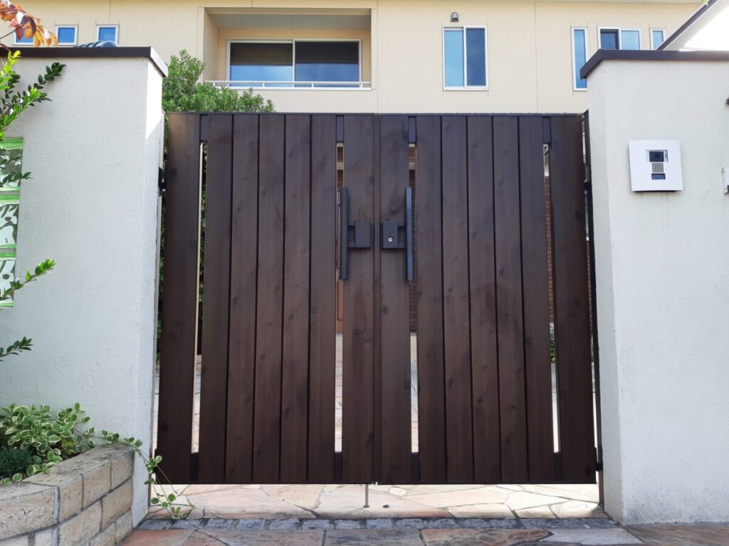 木目調アルミ製の両開き門扉の画像