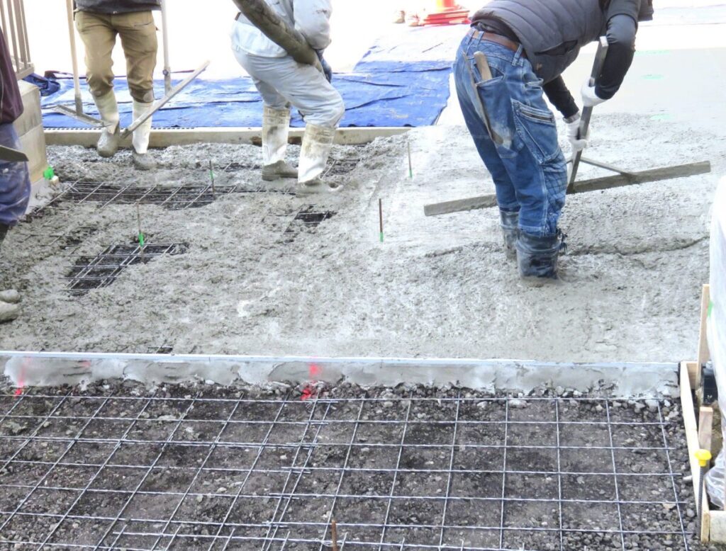 業者がコンクリート打ち工事をしている写真