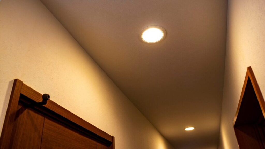 天井にシーリングライトが埋め込まれている家の写真