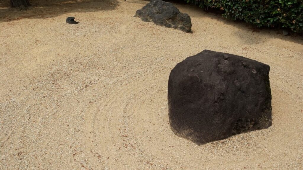 黒色の庭石と枯山水の写真