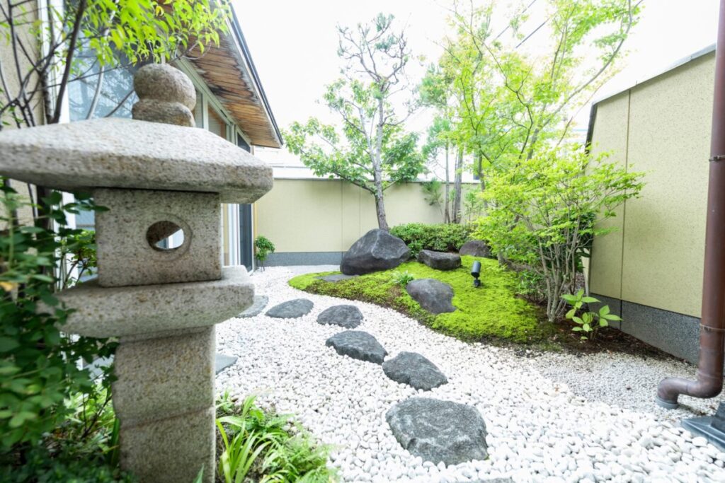 石灯籠があり、白い玉砂利、飛び石がおしゃれな和モダン庭の画像