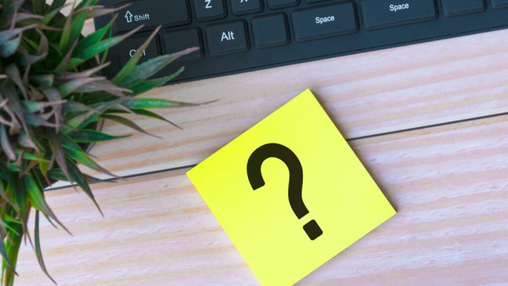 クエスチョンマークとパソコンの画像