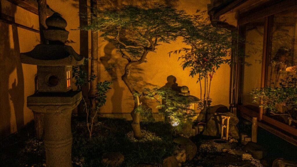 石灯籠と植栽をおしゃれにライトアップしている写真