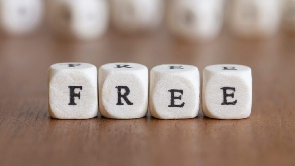 FREEと書かれたさいころが並ぶ画像