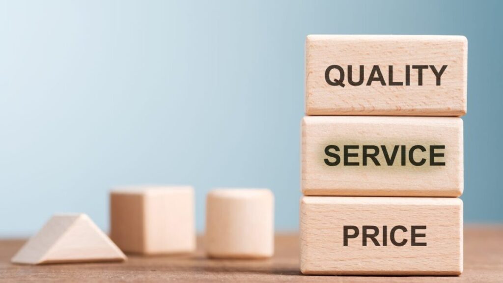 QUALITYとSERVICEとPRICEと書かれた積木が重なっている画像