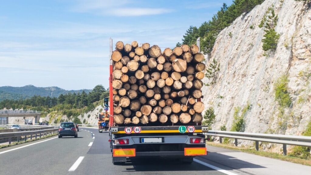 木材を運ぶトラックの画像