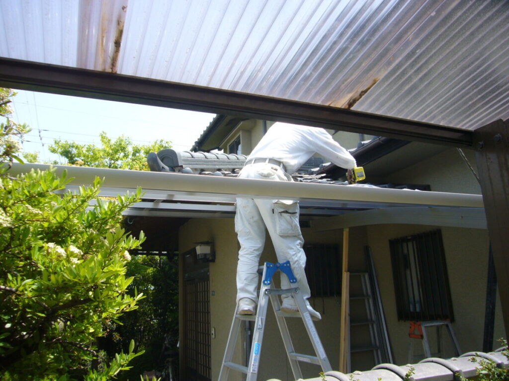職人さんがカーポートを設置している画像