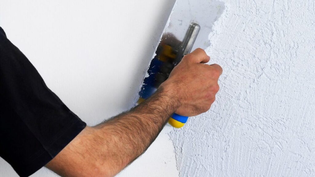 職人が塗り壁を塗っている画像