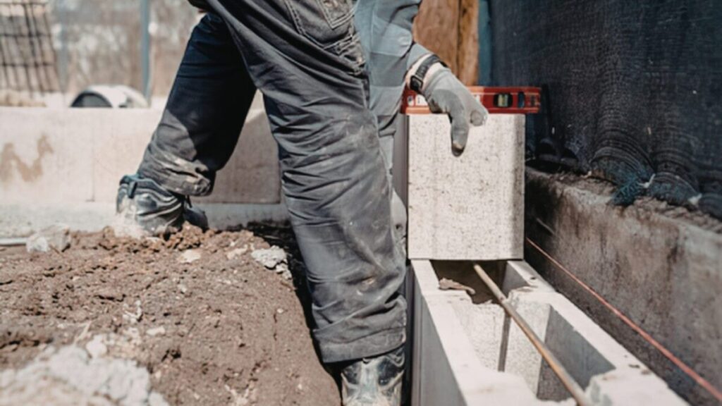 ブロックを組んでいる基礎工事の写真