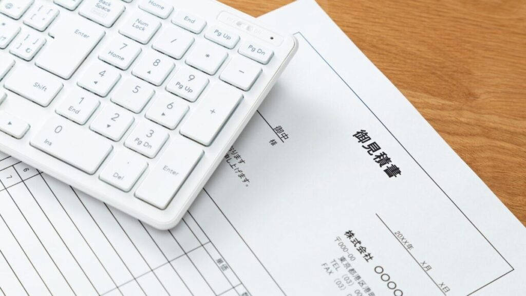 電卓と見積書の写真