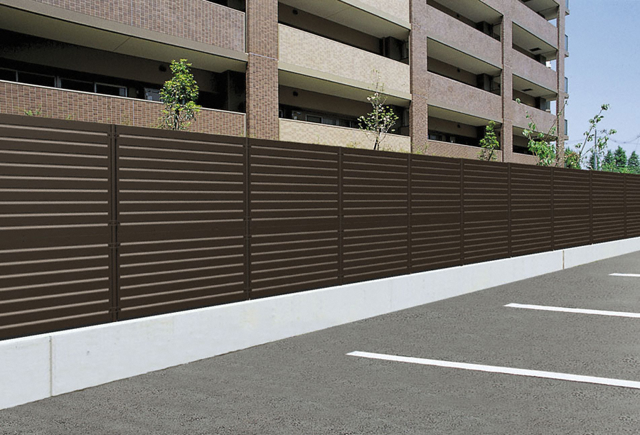 チャコールグレーの目隠しアルミフェンスのイメージ画像