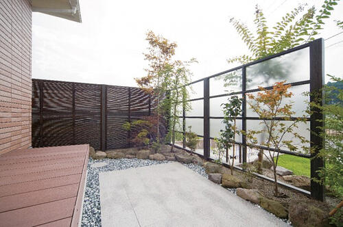 アルミとアクリルのフェンスのイメージ画像