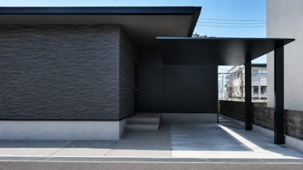 おしゃれな和モダン住宅と駐車場のイメージ画像