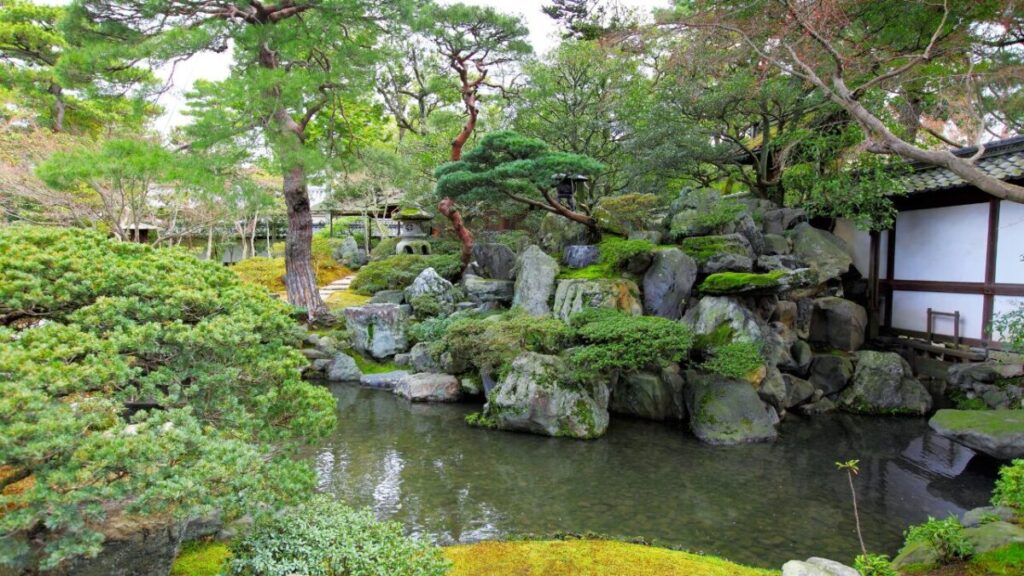 庭池と景石が積まれて山になっている日本庭園の写真